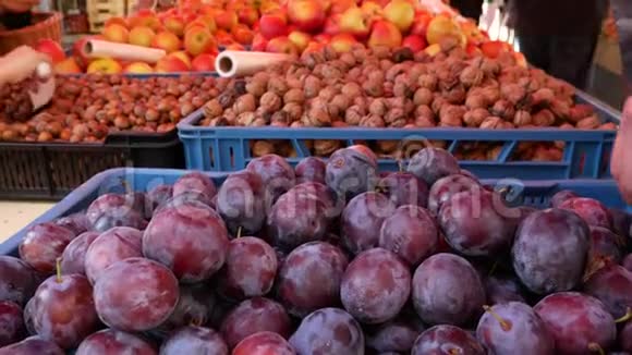 农民有机果品种的食品市场摊位视频的预览图