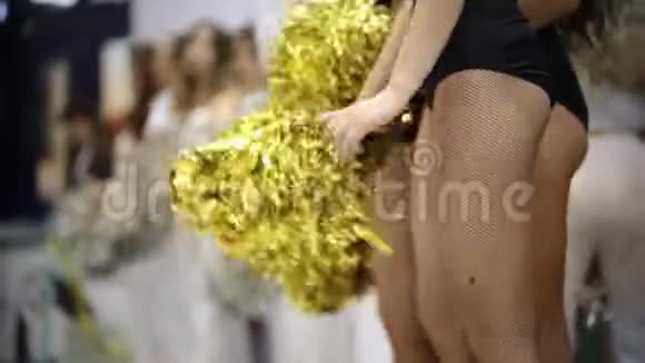 体育比赛啦啦队的女人站在室内挥舞着发条视频的预览图