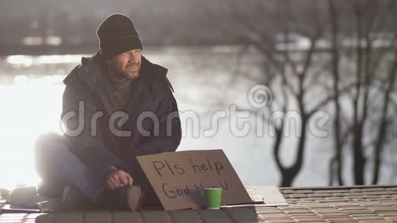 女人和无家可归的男人分享热咖啡视频的预览图
