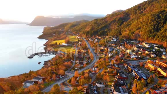 秋季阳光明媚的一天挪威莫尔德住宅区的鸟瞰图视频的预览图