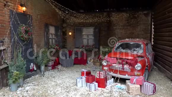 新年和神奇的圣诞节装饰外观复古红色汽车与许多礼物和节日灯和花环视频的预览图
