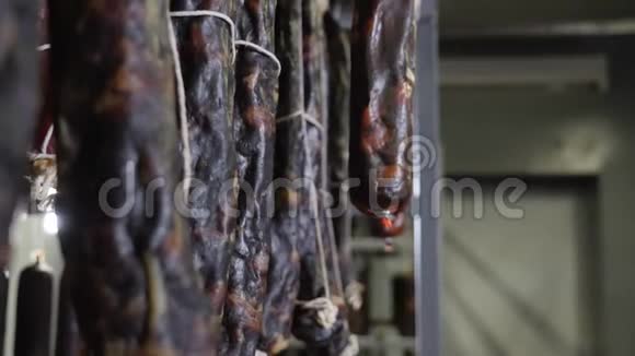 肉类和香肠制造香肠制作厂冷藏仓库加工肉制品吸烟视频的预览图
