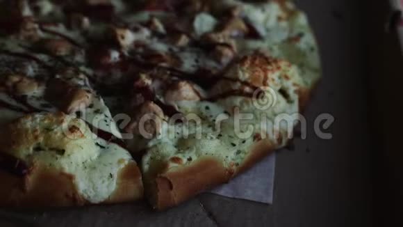 比萨饼的特写放在桌子上方的纸板箱里披萨外卖菜单快餐硬面团视频的预览图
