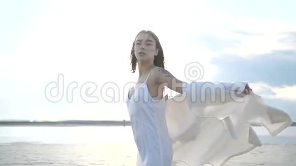 穿着白色裙子的布鲁内特在跳舞视频的预览图