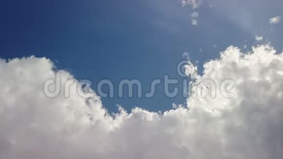 时间流逝的云滚滚的白云在移动白光的云视频的预览图