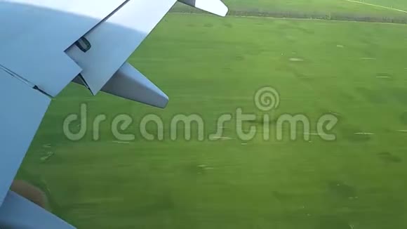 飞机在机场降落飞机降落时从窗口的时间图看视频的预览图
