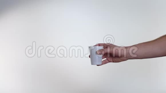 手拒绝一次性杯子有利于可重复使用的杯子塑料污染视频的预览图