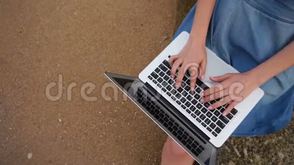 慢动作学生生物学家女孩使用笔记本电脑写作课程在海上工作视频的预览图