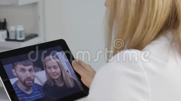医生建议一对已婚夫妇医疗在线咨询4K视频的预览图