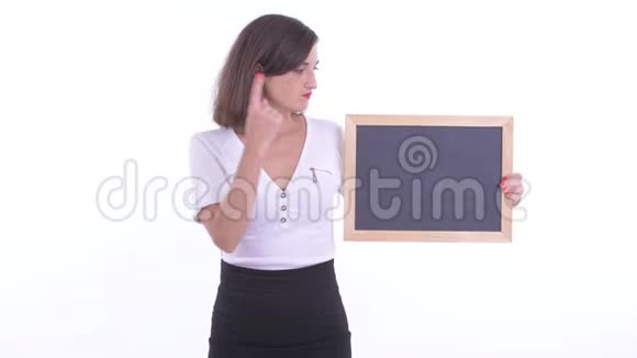 女商人扶着黑板竖起大拇指视频的预览图