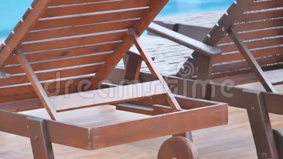 海滩上的木制休息室视频的预览图