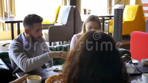 不同的快乐朋友一起吃意大利披萨视频的预览图