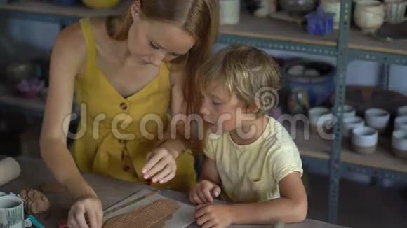 一位年轻女子和她的小儿子上了陶艺大师班视频的预览图