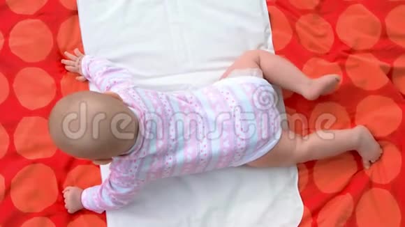 新生儿婴儿毛毯俯视图视频的预览图