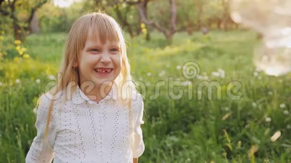 一个快乐的孩子的肖像玩肥皂泡视频的预览图