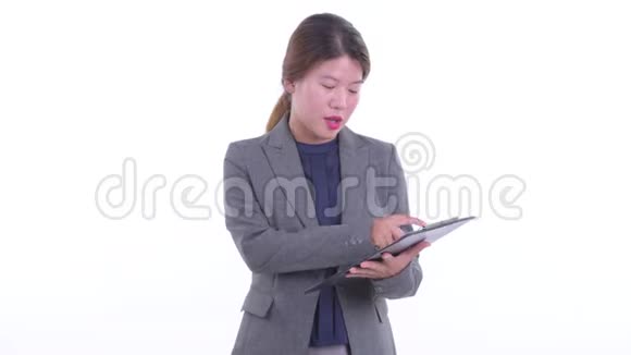 快乐年轻的亚洲女商人拿着剪贴板说话视频的预览图