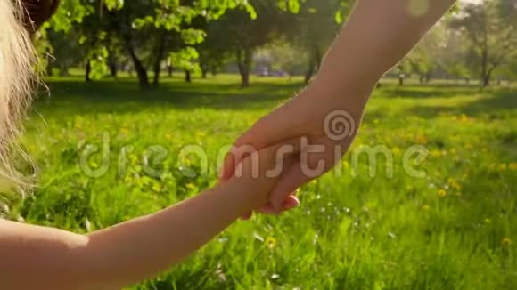 妈妈和女儿牵着手视频的预览图