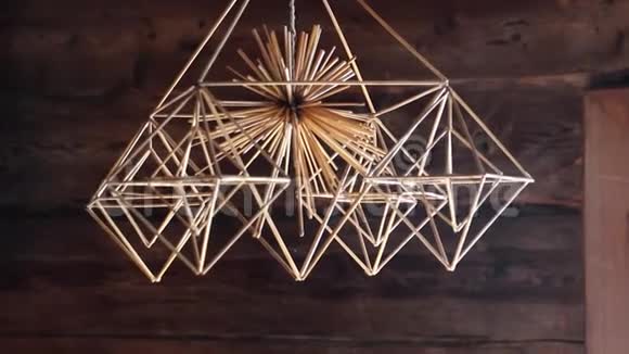 悬挂在棕色背景上的木灯北欧风格的现代木制吊灯视频的预览图