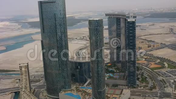 空中无人机射击的AlReem岛门塔太阳和天空塔阿布扎比城市地标视频的预览图
