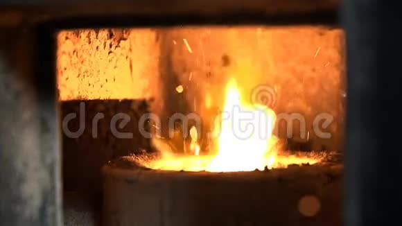 在锅里烧火视频的预览图