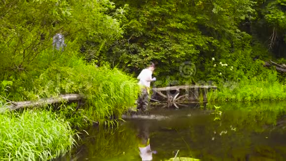 一男一女的生态学家走进河里视频的预览图