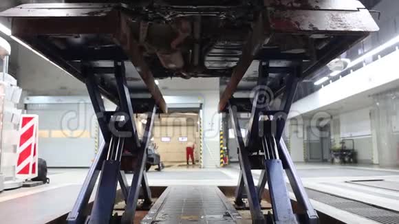 汽车修理车间电梯和地板上的汽车视频的预览图