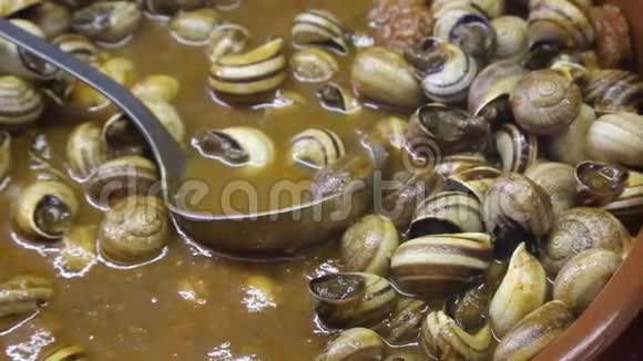 马拉喀什汤里市场上有熟螺的平底锅视频的预览图