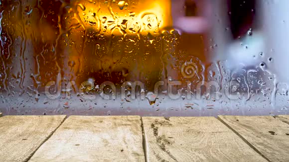 雨季关上玻璃窗上的雨滴旧木地板背景视频的预览图