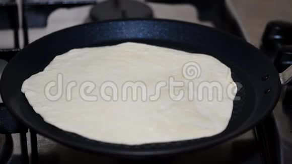 白色玉米饼煮在锅上视频的预览图
