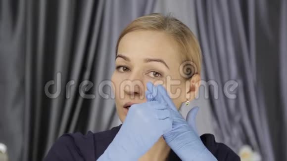 金发女人做自我按摩抗衰老提脸按摩颊部按摩技术视频的预览图