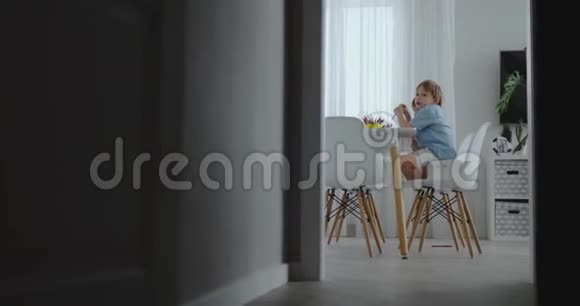 幸福的家庭年轻美丽的母亲和两个儿子用彩色铅笔在厨房的桌子旁画画这就是视频的预览图