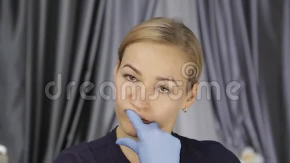 金发女人做自我按摩抗衰老提脸按摩颊部按摩技术视频的预览图