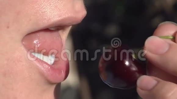 嘴唇和樱桃视频的预览图