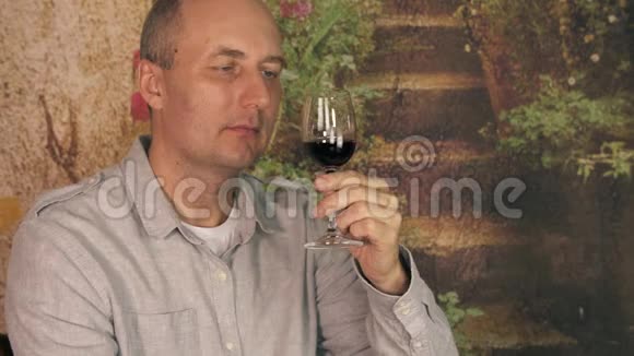 一个喝红酒的人喝红酒男士侍酒师近距离品酒显示拇指向上OK标志手势视频的预览图