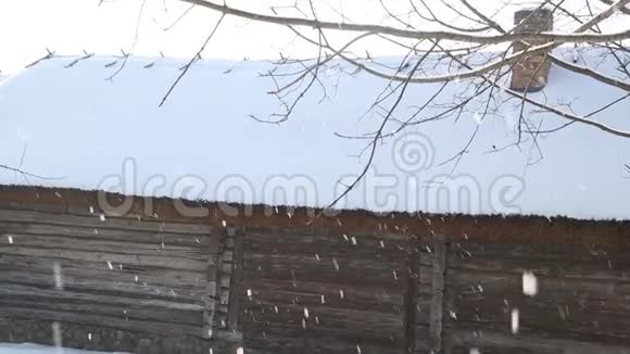 城里下雪的冬天有五颜六色的木屋的小街道上的雪视频的预览图