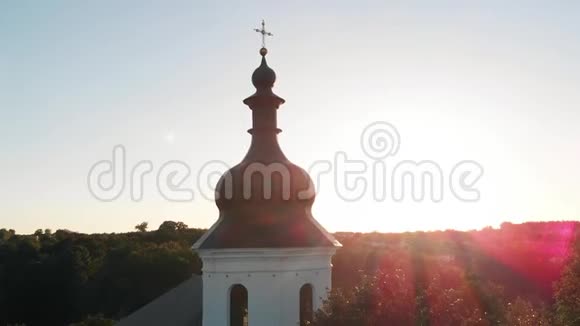 日落时分相机飞过教堂十字路口视频的预览图