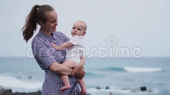 家庭假日在特内里费西班牙欧洲妈妈和宝宝在户外海洋肖像旅游游客母亲带孩子视频的预览图