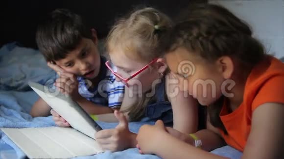 孩子们在平板电脑上玩视频的预览图