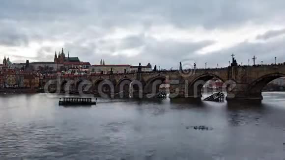 布拉格查尔斯桥的傍晚时间视频的预览图
