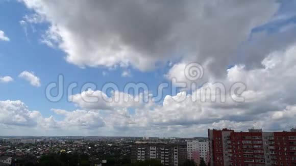 白云流过城市明亮的蓝天时间表视频的预览图