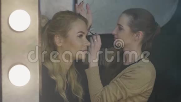 美眉在美容院为美女涂防水彩妆视频的预览图