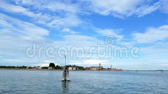 意大利威尼斯2018年7月7日从海上到威尼斯群岛的景色蔚蓝的大海天空夏日布拉诺岛视频的预览图