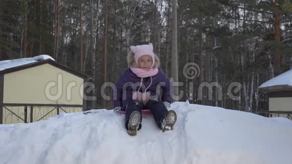 雪山雪橇上的小女孩在玩视频的预览图