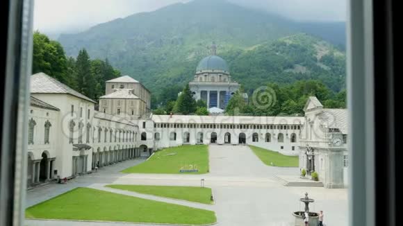 奥罗帕比利亚意大利2018年7月7日美丽的奥罗帕神社的景色面与圆顶的奥罗帕圣所位于视频的预览图