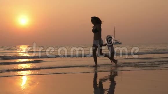 小女儿牵着手在海边奔跑的剪影视频的预览图