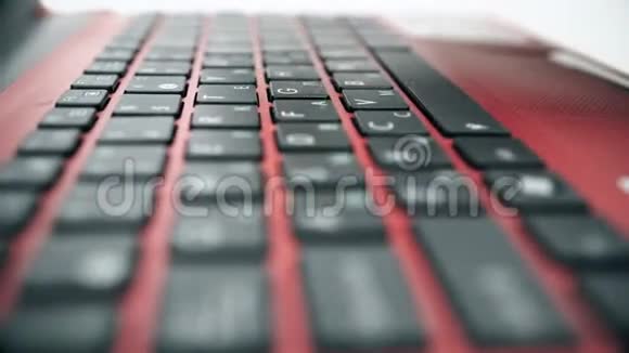 在笔记本电脑键盘上输入人手的特写镜头视频的预览图