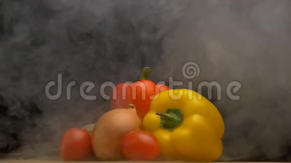 黑背景下的天然蔬菜黄瓜甜椒西红柿和洋葱的组成视频的预览图
