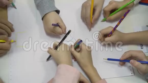 孩子们用铅笔画画视频的预览图