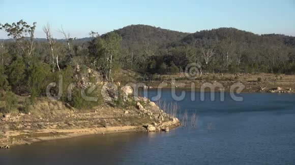 白天昆士兰州托沃姆巴地区的乌鸦巢湖坚持不懈视频的预览图