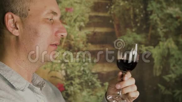 肖像成年男子在试酒时从酒杯中检测葡萄酒关闭人举手示意视频的预览图
